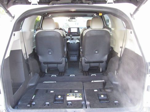 Used 2022 Toyota Sienna XSE image 23