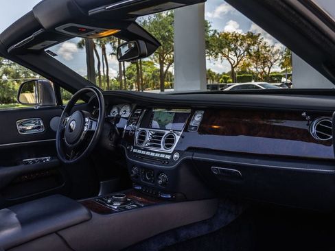 Used 2019 Rolls-Royce Dawn RWD image 23