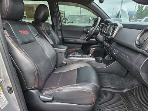 Used 2017 Toyota Tacoma TRD Sport w/ Tow Package (A/T) AWD/4WD image 30