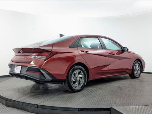 Used 2025 Hyundai Elantra SE w/ Cargo Package FWD image 8