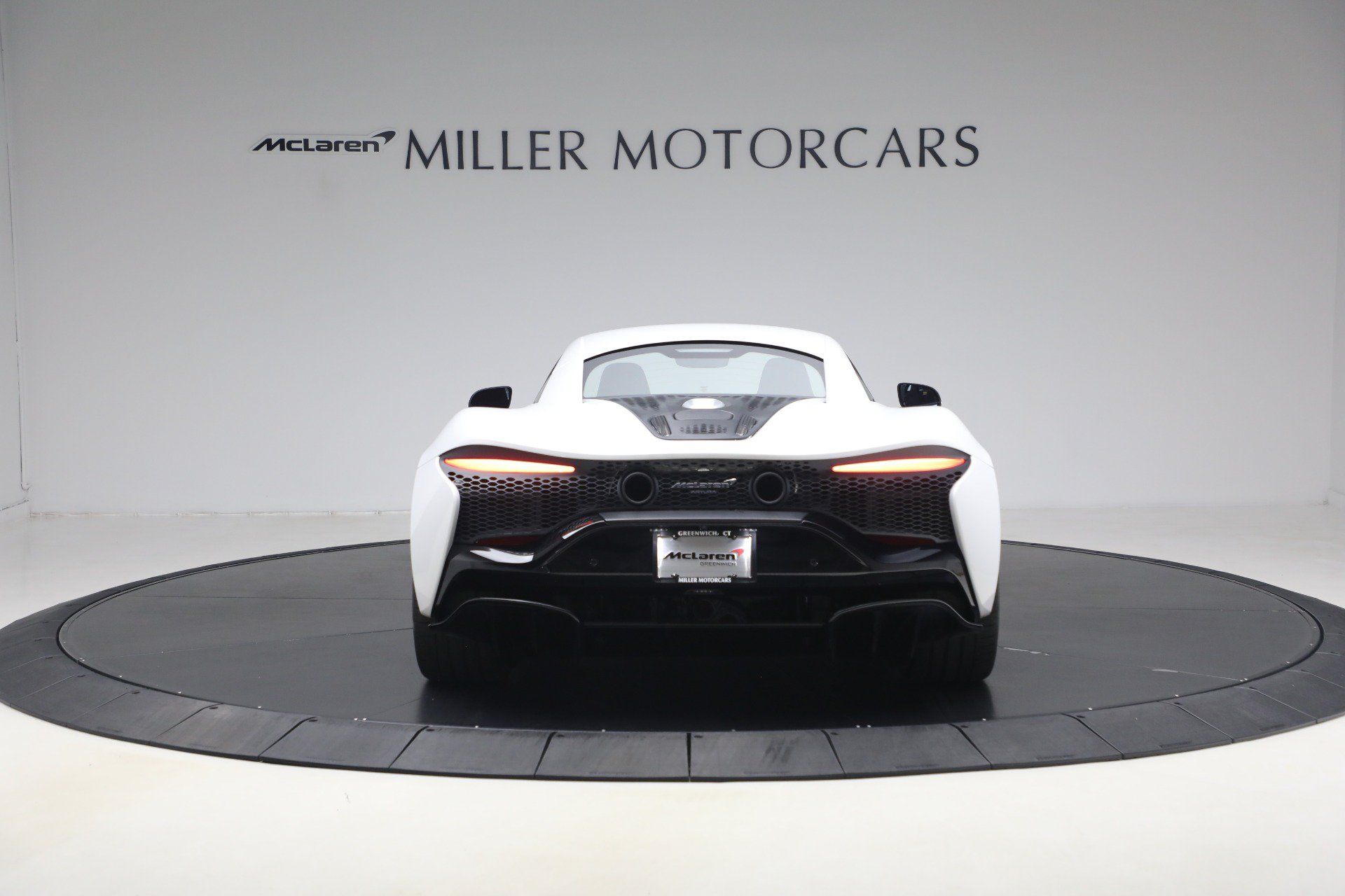 Used 2023 McLaren Artura RWD image 6
