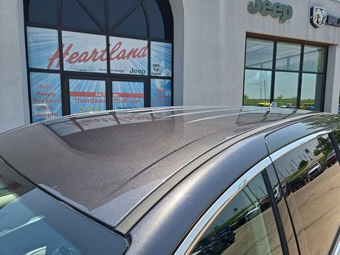 Used 2023 Chrysler Pacifica Touring-L FWD image 17