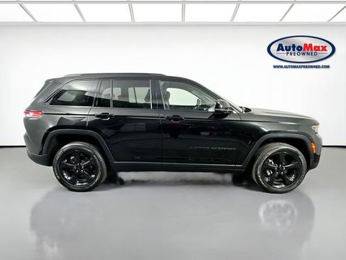 Used 2022 Jeep Grand Cherokee Altitude AWD/4WD image 9