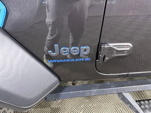 Used 2024 Jeep Wrangler Unlimited image 10