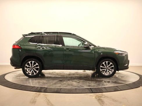 Used 2022 Toyota Corolla Cross XLE w/ Convenience Package image 2