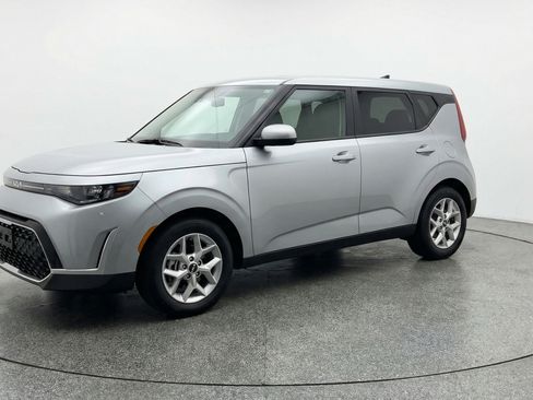 Used 2025 Kia Soul LX w/ LX Technology Package FWD image 3