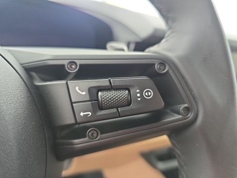 Used 2025 Porsche Cayenne AWD/4WD image 18