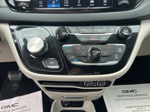 Used 2023 Chrysler Pacifica Touring-L FWD image 30