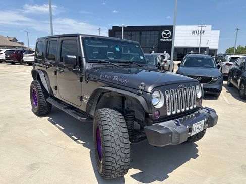 Used 2016 Jeep Wrangler Unlimited Sahara w/ Connectivity Group AWD/4WD image 3