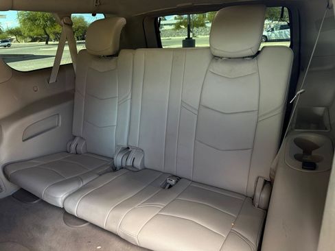 Used 2019 Cadillac Escalade ESV Luxury RWD image 12