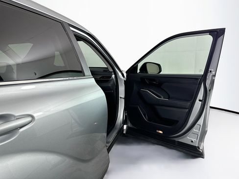 Used 2024 Toyota Highlander LE image 33