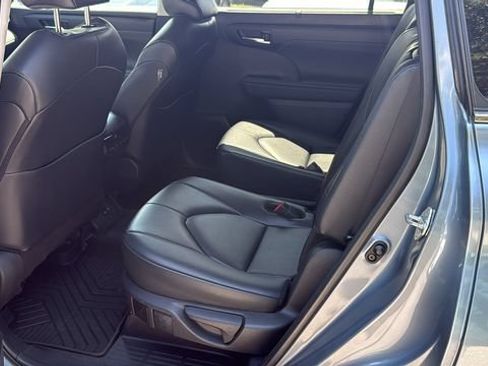 Used 2024 Toyota Highlander XLE AWD/4WD image 16