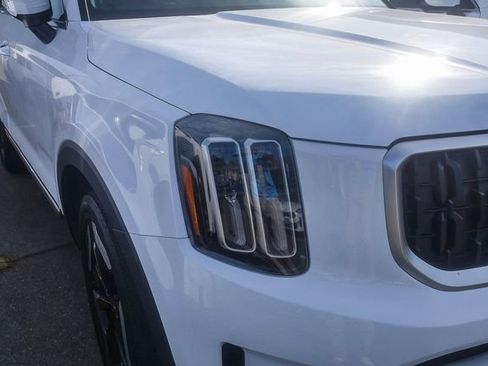 Certified 2024 Kia Telluride EX w/ EX Captain's Chair Package FWD image 3