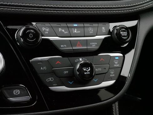 Used 2024 Chrysler Pacifica Limited w/ S Appearance Package image 23