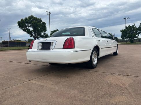 Used 1999 Lincoln Town Car Executive RWD image 24