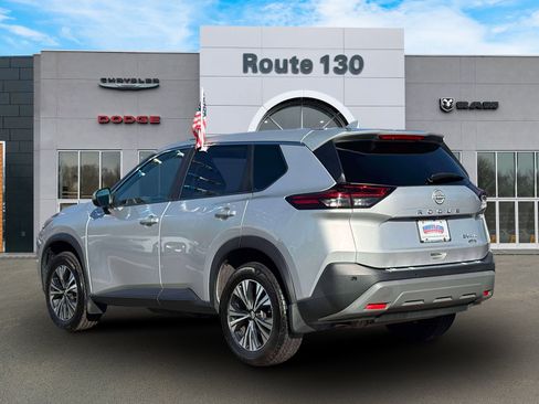 Used 2022 Nissan Rogue SV image 3