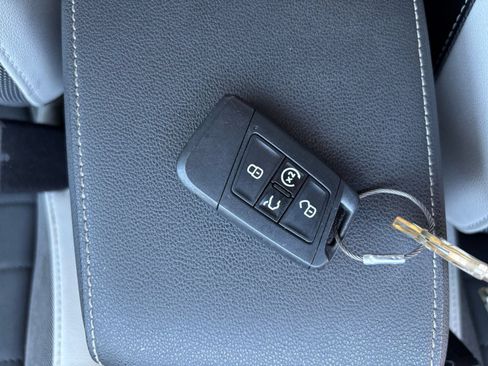 Used 2026 Volkswagen Taos SE AWD/4WD image 21