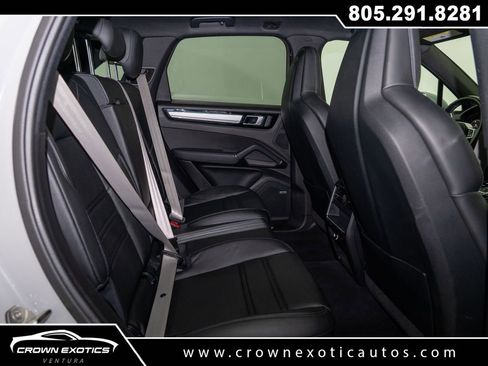 Used 2023 Porsche Cayenne Platinum Edition image 43
