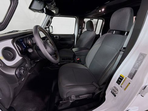 Used 2024 Jeep Gladiator Sport image 12