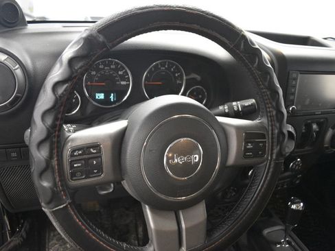 Used 2013 Jeep Wrangler Unlimited Sahara image 27