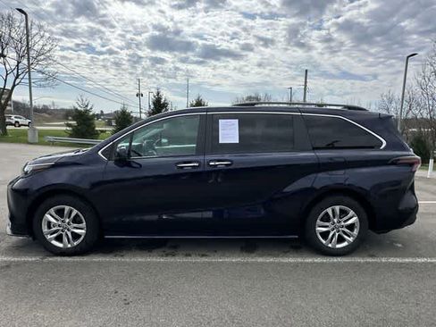 Used 2024 Toyota Sienna XLE w/ XLE Plus Package image 2