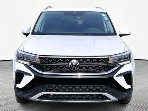 Used 2023 Volkswagen Taos SE image 2