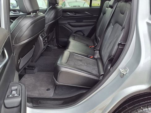 Used 2025 Jeep Grand Cherokee Altitude AWD/4WD image 19