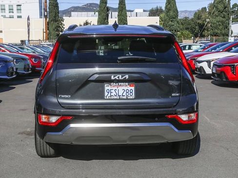 Used 2023 Kia Niro EX Touring image 9