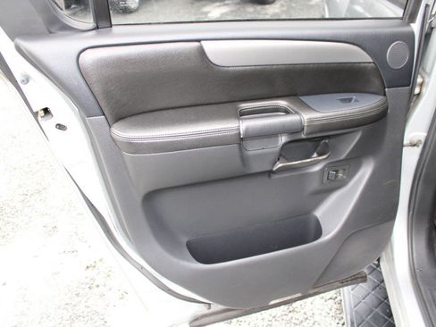 Used 2010 Nissan Armada SE image 25