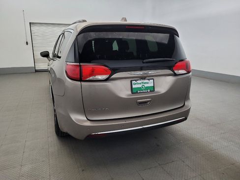 Used 2017 Chrysler Pacifica Touring-L FWD image 6
