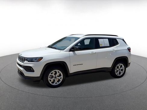 Used 2025 Jeep Compass Latitude AWD/4WD image 8