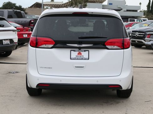 Used 2025 Chrysler Voyager LX image 6