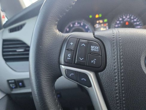 Used 2018 Toyota Sienna XLE image 19