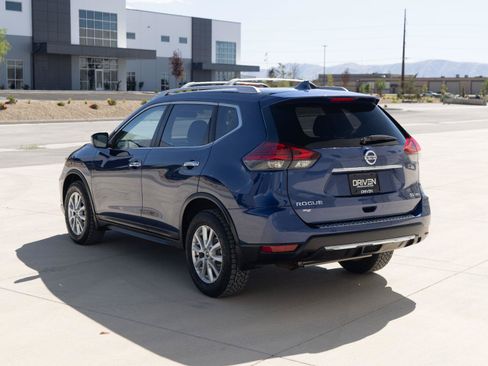 Used 2017 Nissan Rogue SV AWD/4WD image 4
