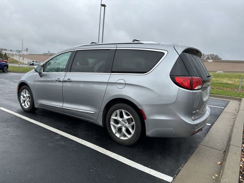Used 2019 Chrysler Pacifica Limited image 8