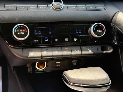 Used 2024 Hyundai Elantra Limited FWD image 20