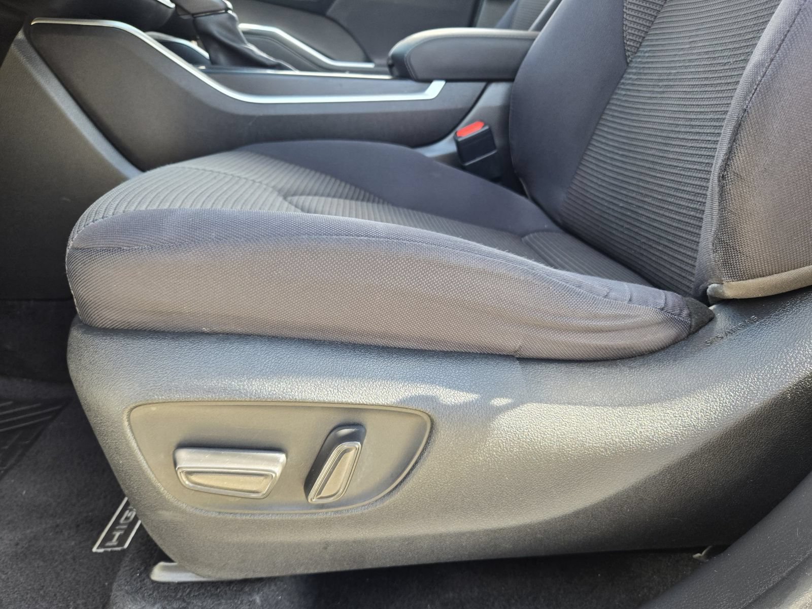 Used 2021 Toyota Highlander LE FWD image 23
