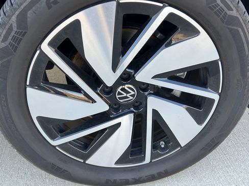 Certified 2025 Volkswagen Atlas SE w/ Panoramic Sunroof Package image 12