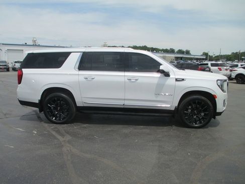 Used 2023 GMC Yukon XL SLT w/ SLT Luxury Package AWD/4WD image 4