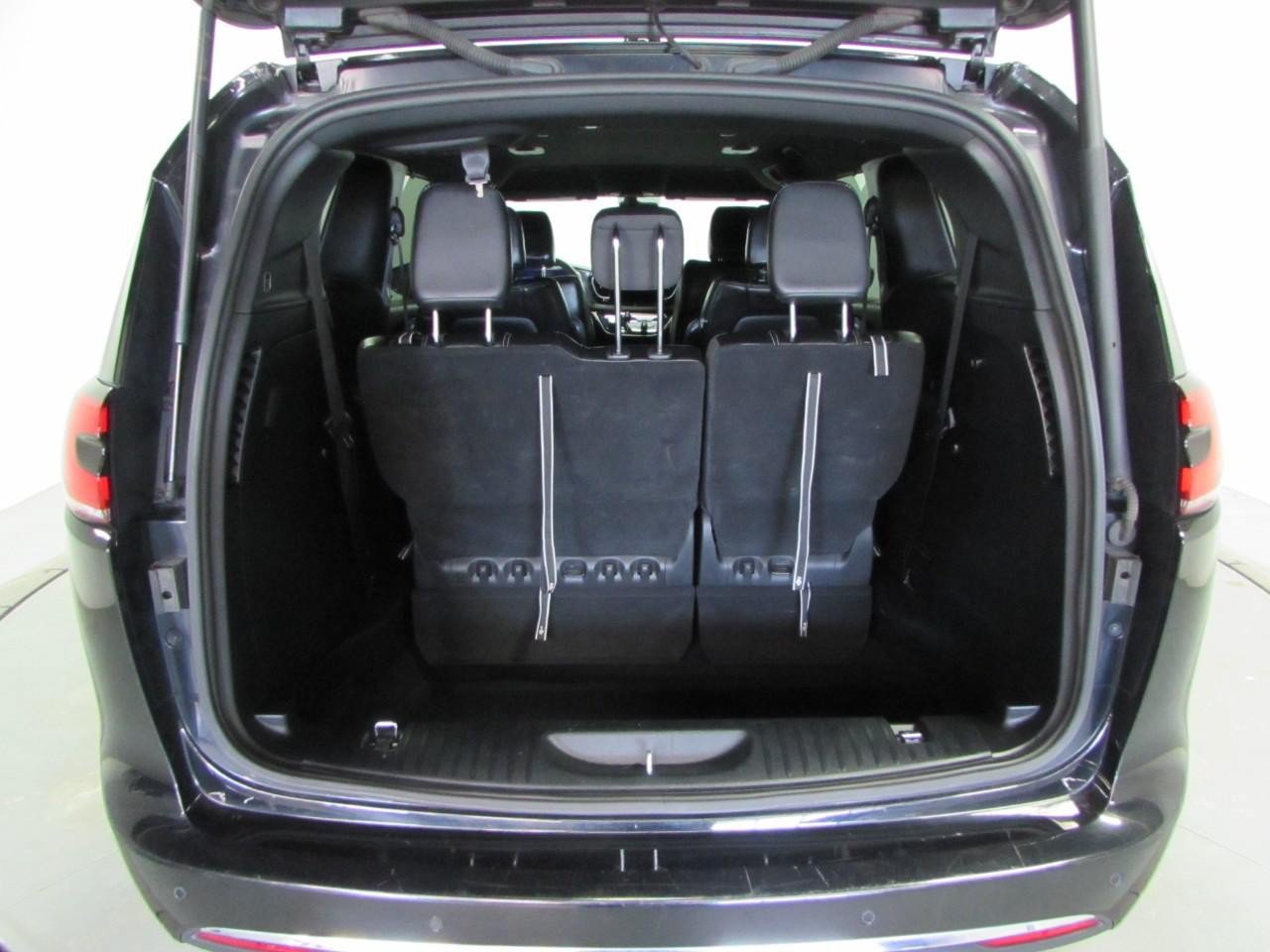 Used 2025 Chrysler Pacifica Select FWD image 11