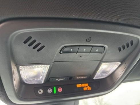 Used 2023 Chevrolet Traverse LT image 30