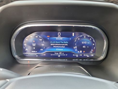 Used 2023 Chevrolet Suburban Premier image 23