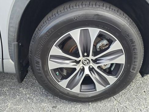 Used 2020 Toyota Highlander XLE image 17