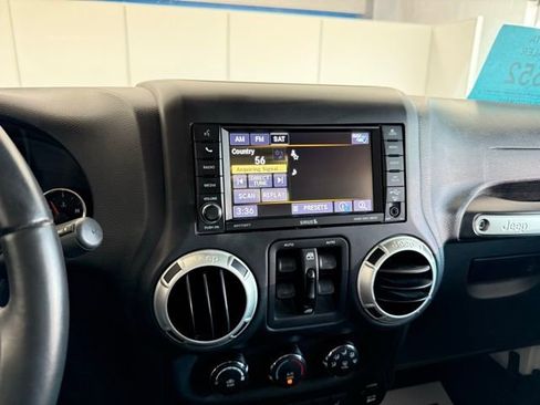 Used 2018 Jeep Wrangler Unlimited Rubicon w/ Connectivity Group image 26