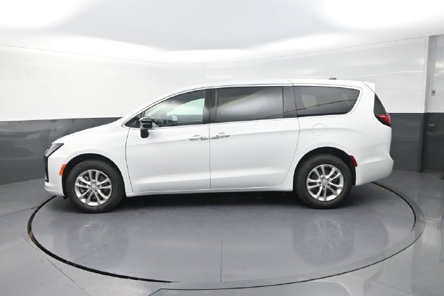 New 2027 Chrysler Pacifica Select AWD/4WD image 5