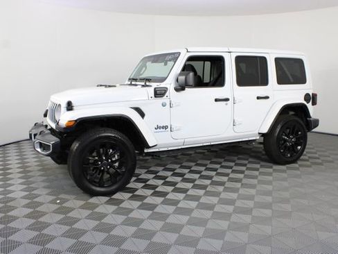 Used 2025 Jeep Wrangler Unlimited Sahara w/ Safety Group AWD/4WD image 2