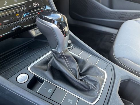 Used 2025 Volkswagen Jetta SE image 41