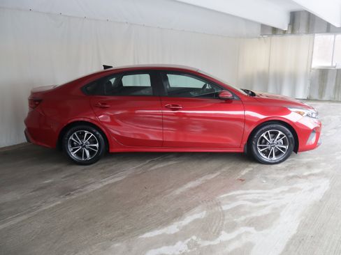 Used 2023 Kia Forte LXS image 4