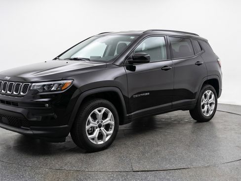Used 2025 Jeep Compass Latitude AWD/4WD image 3