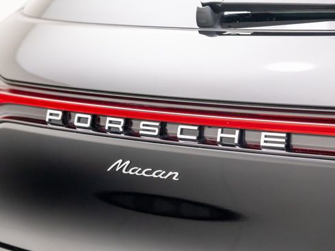 Certified 2025 Porsche Macan image 32